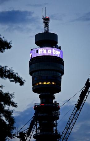 L'annuncio sulla BT tower. Olycom